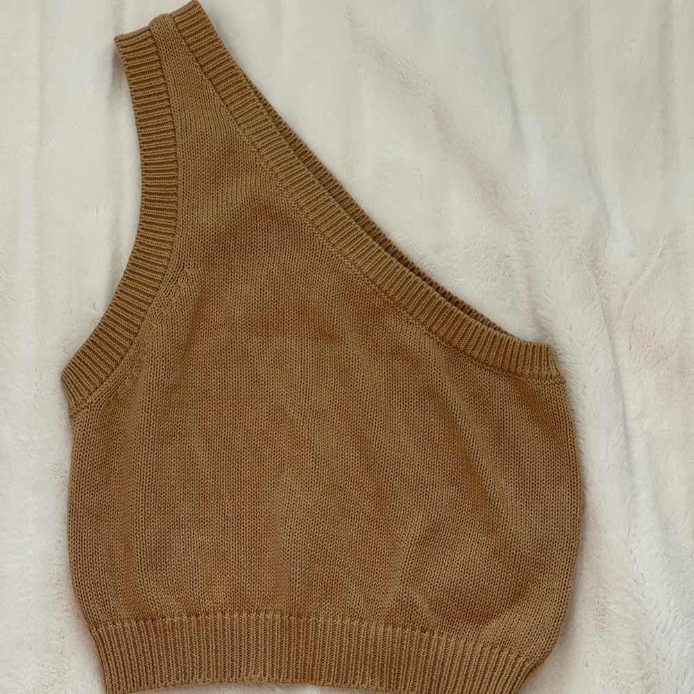 One shoulder cropped sweater tank